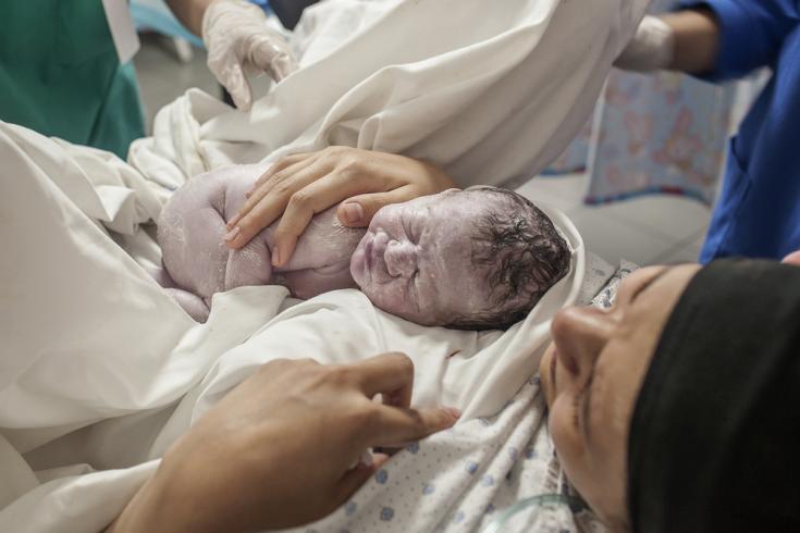 Baby Alaa acaba de nacer en nuestra maternidad del hospital Rafik Hariri. Pesa 3 kgs y mide 51 cm. La comadrona Josianne y la enfermera Nagham han asistido a la mamá durante el parto, y tanto la madre como el bebé se encuentran sanos y salvos.