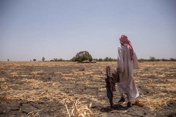 Mahamed Mohamad trae a su hija para que la vacunemos contra el sarampión, en el Parque Nacional Zakouma, donde buscamos a familias semi-nómadas que necesitan asistencia médico-humanitaria.