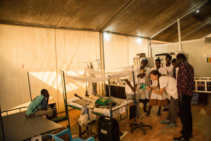 La enfermera Denise, junto con otros miembros de nuestro personal, verifica los signos vitales de un niño ingresado en nuestro hospital, en el centro de protección de civiles de Malakal.