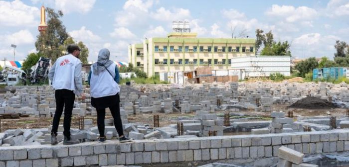 Imagen de archivo del 23 de abril de 2019: dos integrantes de nuestra organización observan el progreso en la construcción de una nueva instalación para el hospital Al Shifaa’ en Mosul, Irak.Julien Dewarichet/MSF.