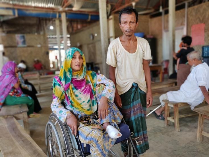 Nunahar y su esposo Abdul Zoleel en el hospital de Kutupalong