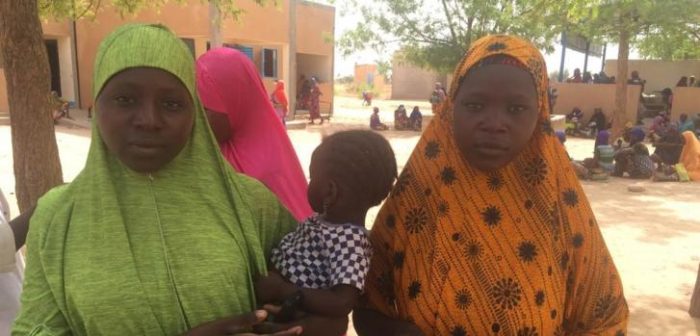 Mariam y Haoua huyeron de Zamia y Hilli, Nigeria. Llegaron a Bassira, Níger, a fines de mayo de 2019, con sus esposos e hijos. Sus aldeas no han sido atacadas pero temían ser las próximas y decidieron huir buscando un lugar seguro para sus familias.MSF