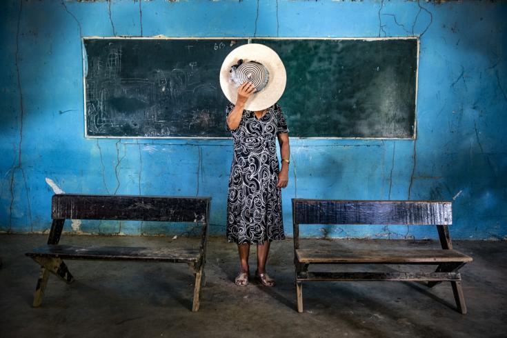 Ana, una mujer de Guerrero, uno de los estados más violentos de México, prefiere esconder su rostro mientras describe la devastación causada en su pueblo como resultado de la rivalidad entre los grupos armados.