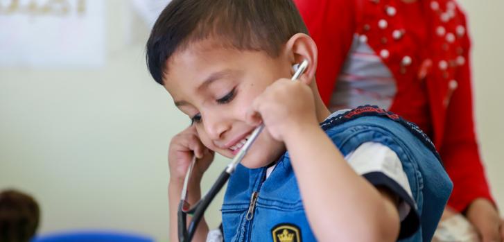 Abbas, de 4 años, juega en la zona infantil del hospital gubernamental Elias Hraoui en Zahle (Líbano). Tanto él como su hermano Youssef son pacientes de talasemia que reciben tratamiento en nuestra unidad de pediatría.Joffrey Monnier/MSF