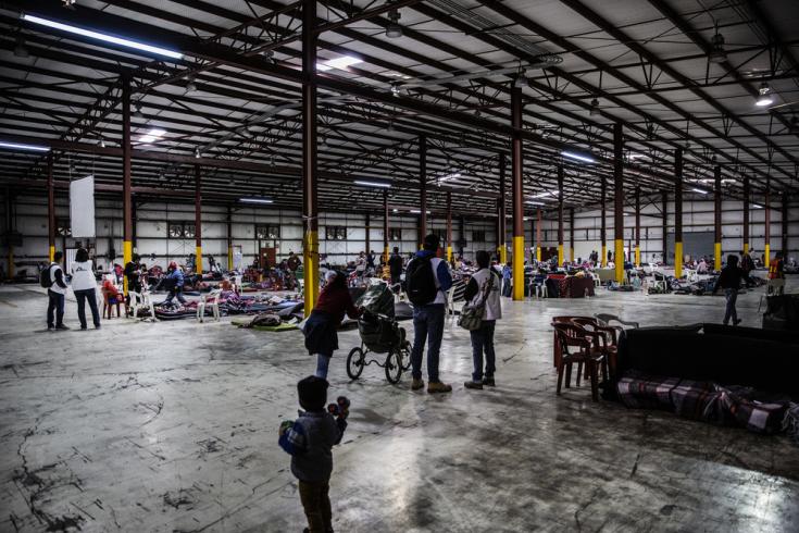 Un grupo de migrantes habla con un psicólogo de MSF en el Pabellón Deportivo Piedras Negras. El trabajo de MSF con los migrantes en México se basa fundamentalmente en la ayuda psicológica y el apoyo psicosocial. (2019)