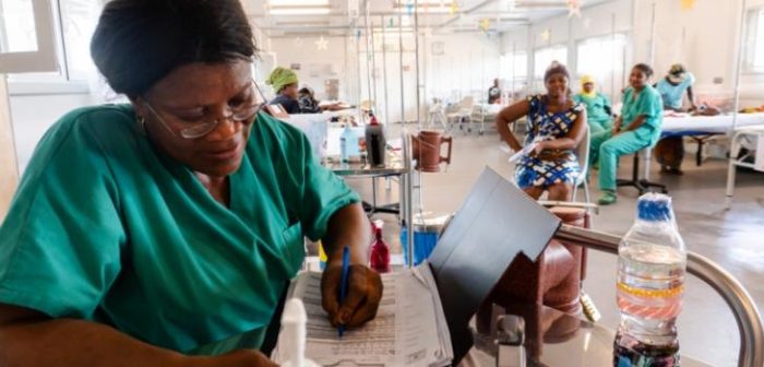 Mary Kainesia, una enfermera en la sala de alimentación terapéutica, es originaria de Sierra Leona y ha trabajado para MSF por más de 15 años.MSF/Sarah Murphy