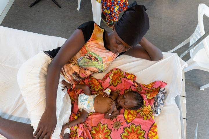 Madre e hija recostadas sobre una de las camas del hospital de Hangha, en Sierra Leona.