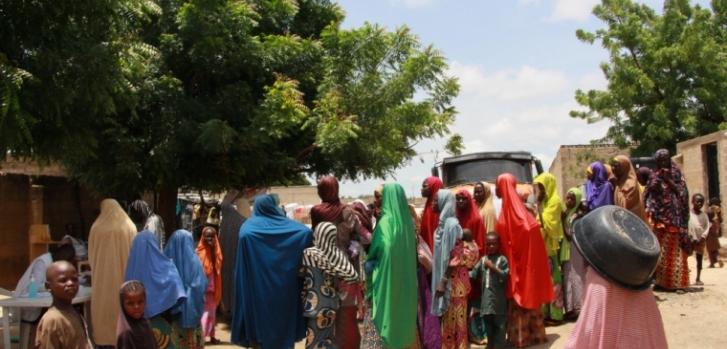Maiduguri, la capital del estado de Borno, alberga a alrededor de un millón de personas desplazadas de toda la región. Muchos viven en campamentos informales donde las necesidades básicas como refugio, alimentos, instalaciones de higiene y atención médica son insuficientes. Las personas viven en condiciones extremas.Yuna Cho/MSF