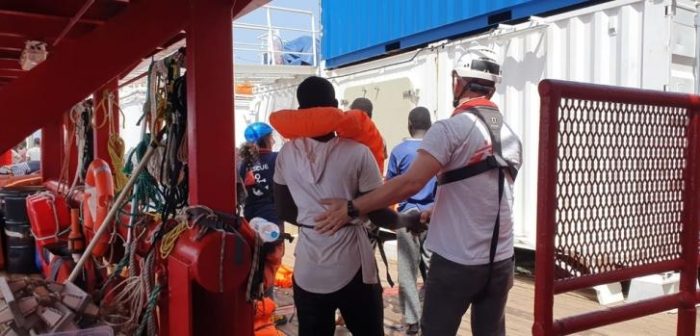El equipo a bordo del Ocean Viking asistiendo a las personas que fueron rescatadas en el Mediterráneo.Hannah Wallace Bowman/MSF