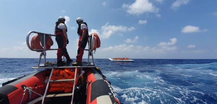 Equipo de rescate a bordo del bote inflable del Ocean Viking brindando ayuda en el Mediterráneo.Hannah Wallace Bowman/MSF