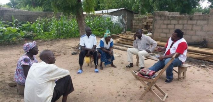 Alphonse Elogo, especialista en agua y saneamiento de Médicos Sin Fronteras, habla con miembros de la comunidad en un distrito de Pitoa, en el norte de Camerún.MSF/Hadidjatou Bidisse