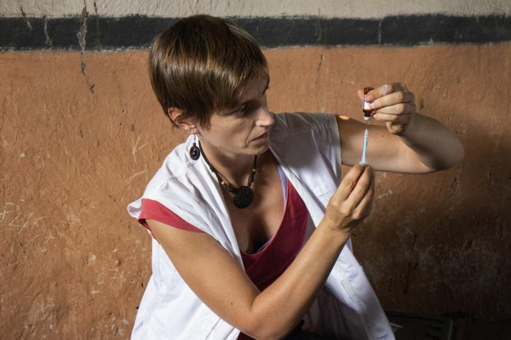 Una enfermera de MSF prepara una vacuna contra el sarampión en el área de salud de Tshuma, en República Democrática del Congo.