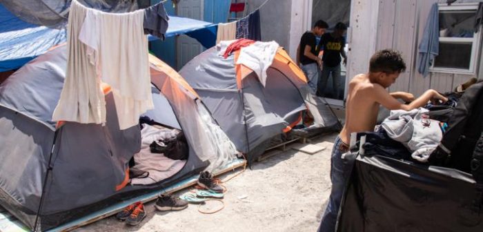 Los solicitantes de asilo se ven obligados a dormir en carpas instaladas justo al lado del puente en la frontera, sin acceso a servicios de agua potable y saneamiento. Esto puede conducir a diferentes problemas de salud, como enfermedades digestivas y de la piel.MSF