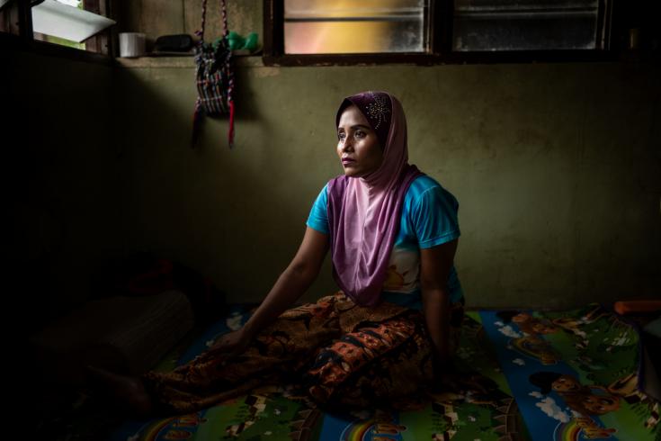 Saukina, una mujer rohingya de 27 años, se recupera de una pierna rota. Aunque nació y creció en Malasia, no tiene la nacionalidad malaya.