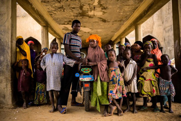 Los niños de varias familias desplazadas viven aquí, en el mismo sitio donde se iba a construir el Palacio del Nuevo Emir de Anka, en el Estado de Zamfara.