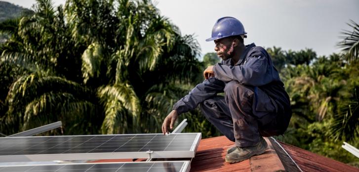 Instalamos un sistema de paneles solares en el Hospital General de Kigulube para dar autonomía a este centro durante los próximos 20 años.Pablo Garrigos/MSF.