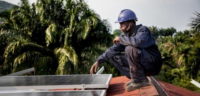 Trabajamos ante la emergencia climática: instalamos un sistema de paneles solares en el Hospital General de Kigulube en Sud Kivu, República Democrática del Congo, para dar autonomía a la estructura sanitaria durante los próximos 20 años (imagen de archivo de septiembre de 2019).Pablo Garrigos/MSF.