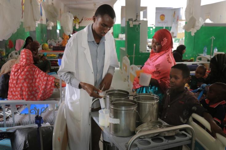 Un enfermero prepara leche para niños con desnutrición en el centro de alimentación terapéutica en el Hospital regional de Mudug en la ciudad de Galkayo, en la región de Mudug de Somalia.