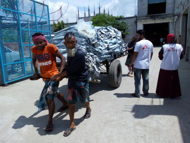 Personal de Médicos Sin Fronteras en una fábrica de cuero. Crear conciencia entre los trabajadores de la fábrica sobre los servicios médicos gratuitos de MSF es una parte clave del programa.