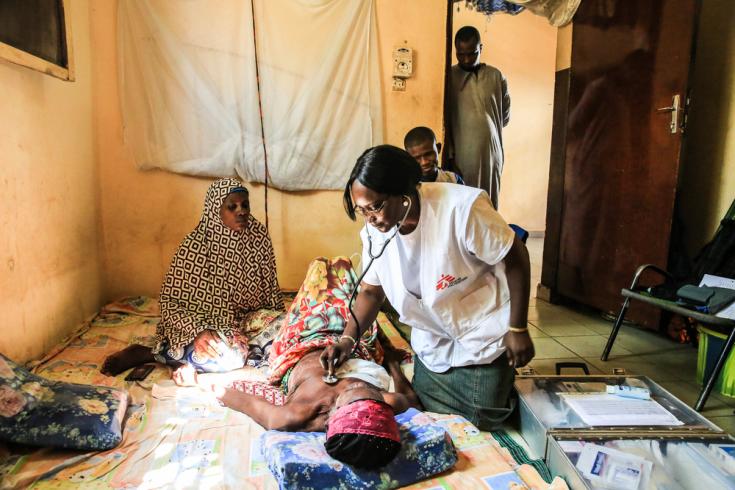 Nuestra doctora Djenabou Diallo examina en Bamako a la paciente Bambi Gandega, de 77 años, que sufre cáncer de mama.