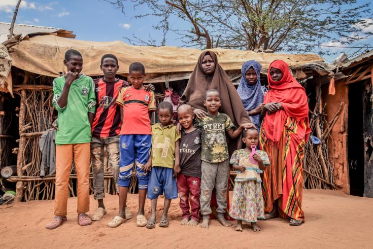 Janai posee una carretilla que utiliza para buscar agua y venderla a algunos hogares. También lava la ropa de otras familias, que le pagan por el servicio.