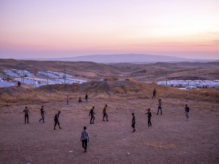 Refugiados kurdos sirios juegan al fútbol dentro del campo de refugiados de Bardarash, en el Kurdistán iraquí.