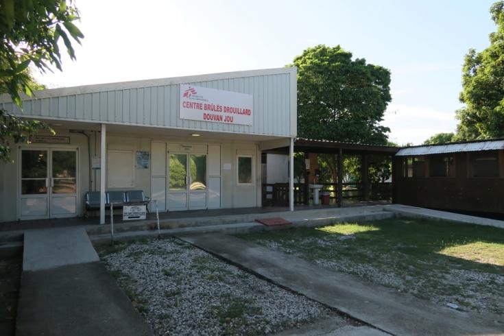 Vista externa del hospital de Médicos Sin Fronteras en Drouillard, Haití, que recibe pacientes con quemaduras graves.