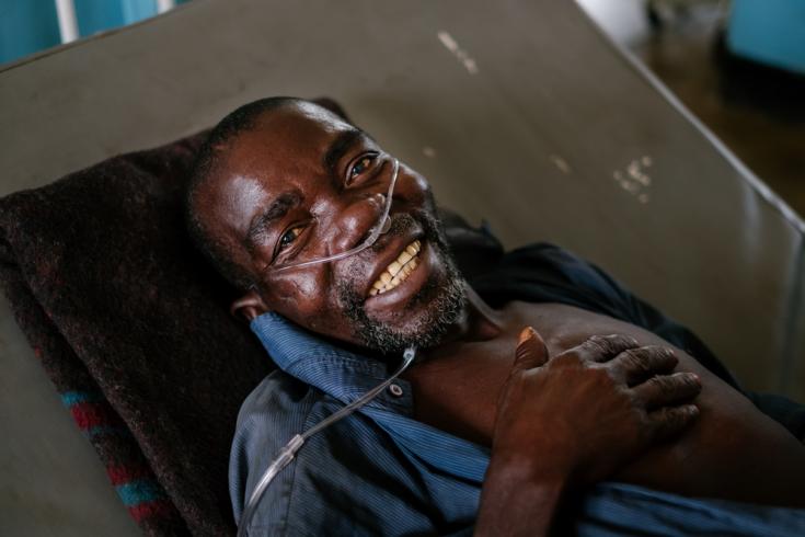 Manfred en su cama en la sala de tuberculosis (TB) en el Hospital del Distrito de Nsanje. Manfred es un paciente con VIH avanzado diagnosticado con TB, remitido al Hospital del Distrito de Nsanje desde el Centro de Salud Ndamera.