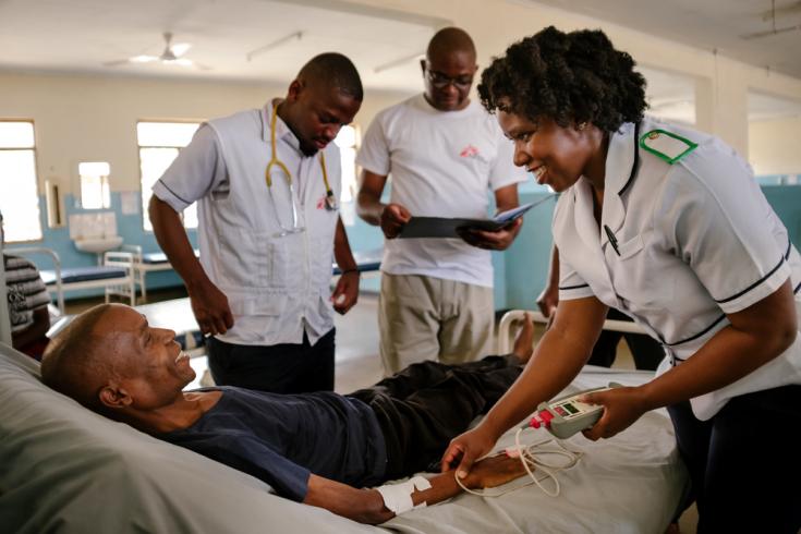 Parte del equipo de Médicos Sin Fronteras junto a Austin en el hospital del Distrito de Nsanje.