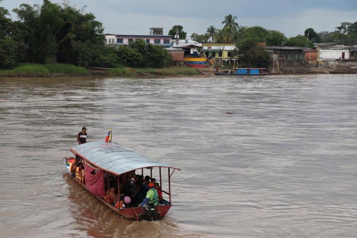 El río Arauca es la frontera entre Colombia y Venezuela. Todos los días, cientos de venezolanos cruzan a Colombia en busca de medicamentos, alimentos y atención médica.