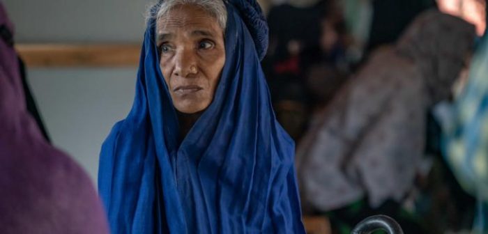 Paciente que espera en el departamento ambulatorio del centro de salud de MSF en el campamento de Jamtoli para refugiados rohingya, Cox’s Bazar, Bangladesh.Anthony Kwan/MSF