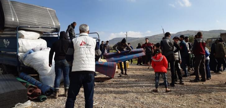 Distribución de artículos de higiene y suministros para el invierno (mantas, colchones, garrafas) en un campo de la zona de Jebel Harem, en el noroeste de Siria.MSF