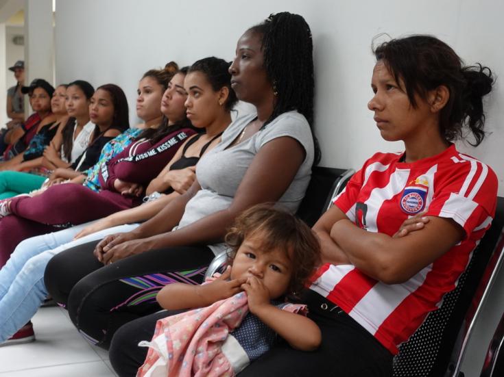 Maria Querales y su hija esperando una consulta en la clínica de Médicos Sin Fronteras en Tame. Sus niños, de dos años, desarrollaron una alergia en la piel después de vivir durante 15 días en la calle.