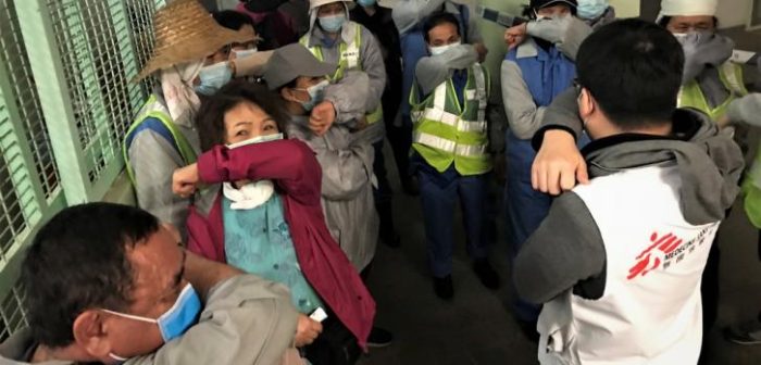 Médicos Sin Fronteras brinda una sesión de promoción de la salud en Hong Kong donde enseña a toser tapándose la boca con el antebrazo.