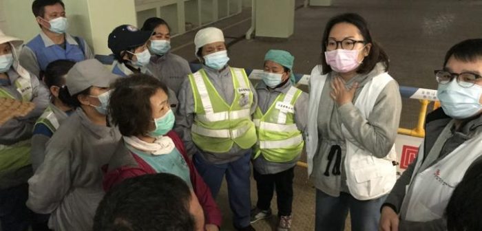 El equipo de Médicos Sin Fronteras llevando a cabo una sesión de educación sanitaria con limpiadores de calles en Hong Kong sobre la importancia de las medidas de prevención, como lavarse las manos con frecuencia y usar adecuadamente las máscaras faciales, para evitar la infección con el nuevo coronavirus.Shuk Lim Cheung/MSF