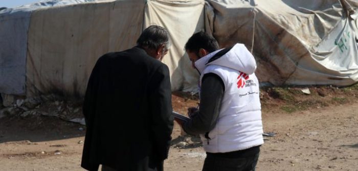 Un trabajador comunitario de Médicos Sin Fronteras está hablando con un sirio desplazado en el campamento de Qadimoon, al noroeste de Siria, para alentarlo a vacunar a sus hijos.MSF