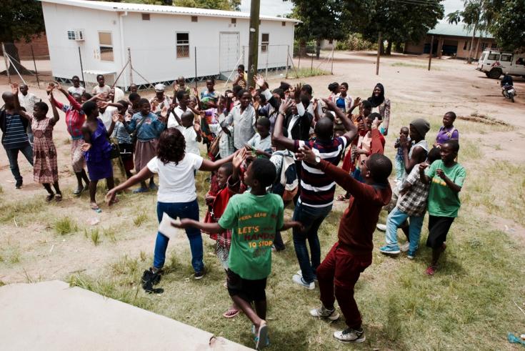 En el Club de Adolescentes, el día termina con algunos cantos y bailes para celebrar el final de la jornada. Foto tomada en Malaui antes de que el COVID-19 se extienda por África.