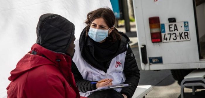 Charline Vincent, enfermera, está examinando a un hombre en la clínica móvil de Médicos Sin Fronteras en Francia. Las personas que viven en la calle son particularmente vulnerables al COVID-19. Foto: abril de 2020.Agnes Varraine-Leca/MSF