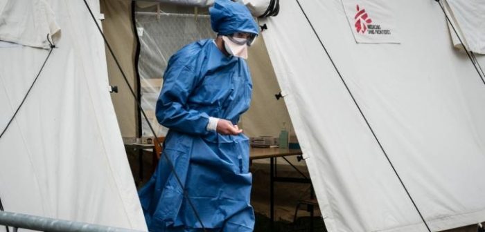 Miembro de un equipo de Médicos Sin Fronteras trabajando en respuesta al COVID-19 en Bruselas, Bélgica.Kristof Vadino