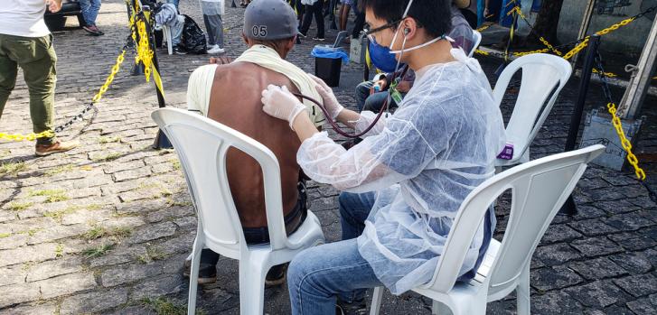 Personal de MSF examinando a personas sin hogar en los refugios del centro de São Paulo. Las actividades también incluyen promoción de la salud.Diogo Galvão / Médecins Sans Frontières