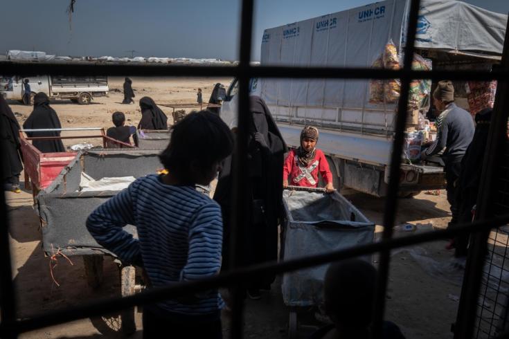 Personas dentro del campo de Al Hol, gobernación Al-Hasakah, noreste de Siria. Marzo de 2020.