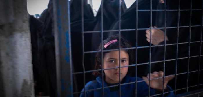Una niña mirando a través de una valla cerrada en el campamento de Al-Hol, gobernación de Al-Hasakah, noreste de Siria.Ricardo Garcia Vilanova