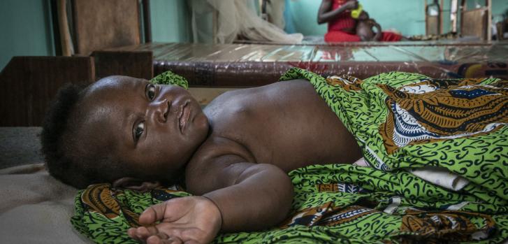 Varias mujeres esperan en la cola para que sus hijos e hijas reciban la vacuna contra el sarampión en el distrito de Baboua-Aba, República Centroafricana. Marzo de 2020.MSF/Caroline Thirion