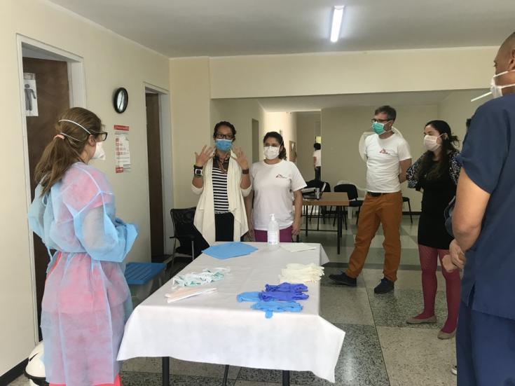 Personal de MSF recibe formación sobre medidas de protección en el manejo de pacientes infectados con COVID-19 en los centros de salud.