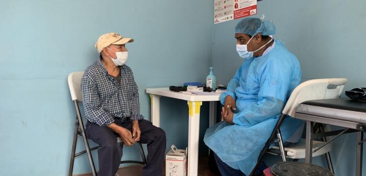 En El Salvador, las clínicas móviles en áreas afectadas por la violencia continúan con medidas de protección personal, priorización y distanciamiento físico, para garantizar una atención médica segura para los pacientes y equipos médicos.MSF/Alejandra Sandoval
