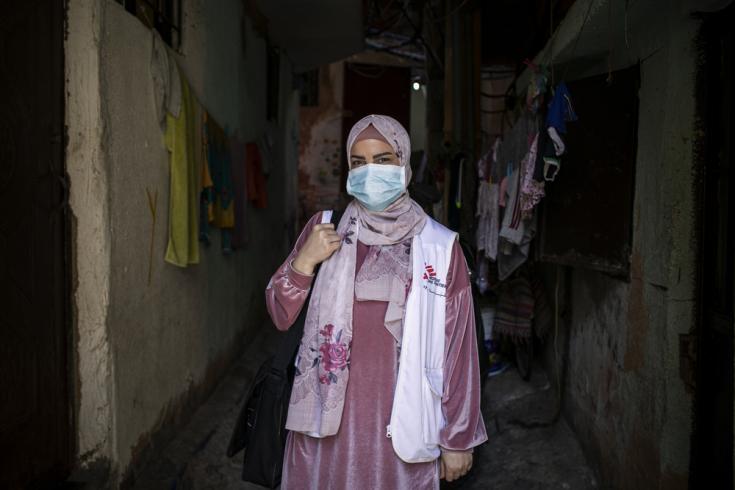 Hala Hussein, una enfermera de 30 años, ha trabajado en MSF durante los últimos tres años. “Nací y crecí en el campamento de Burj al-Barajneh. Estoy orgullosa de trabajar para mi gente y ayudar a mi propia comunidad ”, dice.