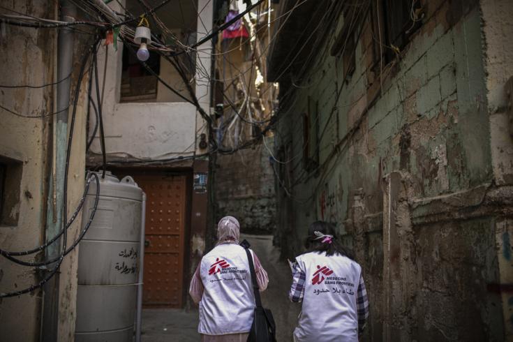 Dayana Tabbarah, promotora de salud, y Hala Hussein, enfermera, en las calles del campamento de Burj al-Barajneh, Beirut, en Líbano.