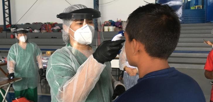 Enfermera MSF durante actividades de chequeo de COVID-19 con los waraos (pueblo indígena de Venezuela) en un albergue de Manaus, Brasil.MSF