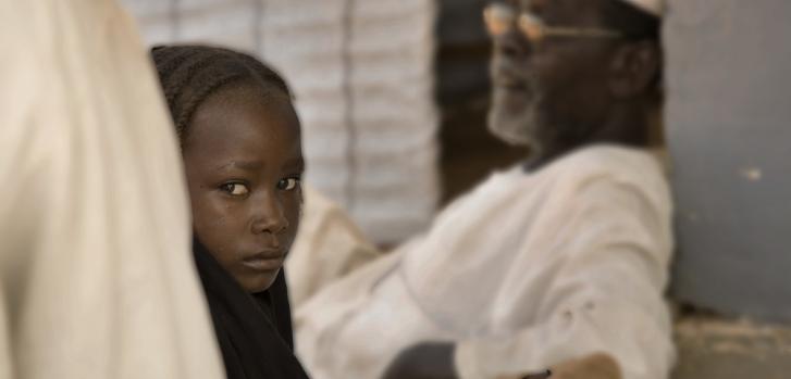 Una niña espera una consulta médica en el centro de salud apoyado por MSF en la ciudad de Tawila, en el estado de Darfur del Norte, Sudán. Foto: 2010Juan Carlos Tomasi/MSF