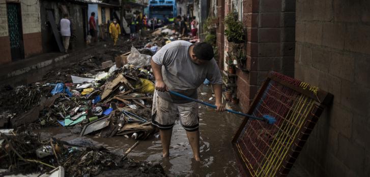 El río inundó las casas y destruyó la mayoría de las pertenencias de los habitantes de la comunidad El Granjero II, en El Salvador, tras el paso de la tormenta tropical Amanda.Victor Peña/El Faro